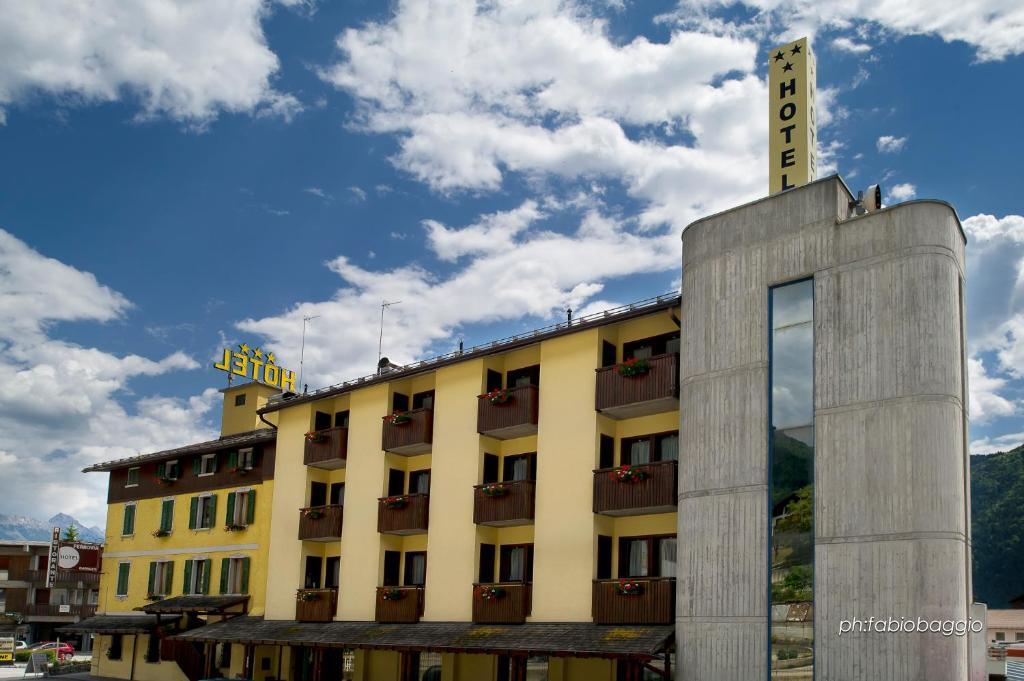 Hotel Ferrovia Calalzo di Cadore Exterior photo